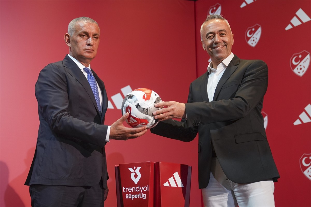 Türkiye Futbol Federasyonu (TFF) ile adidas arasında üç sezonluk resmi futbol topu sponsorluğu...