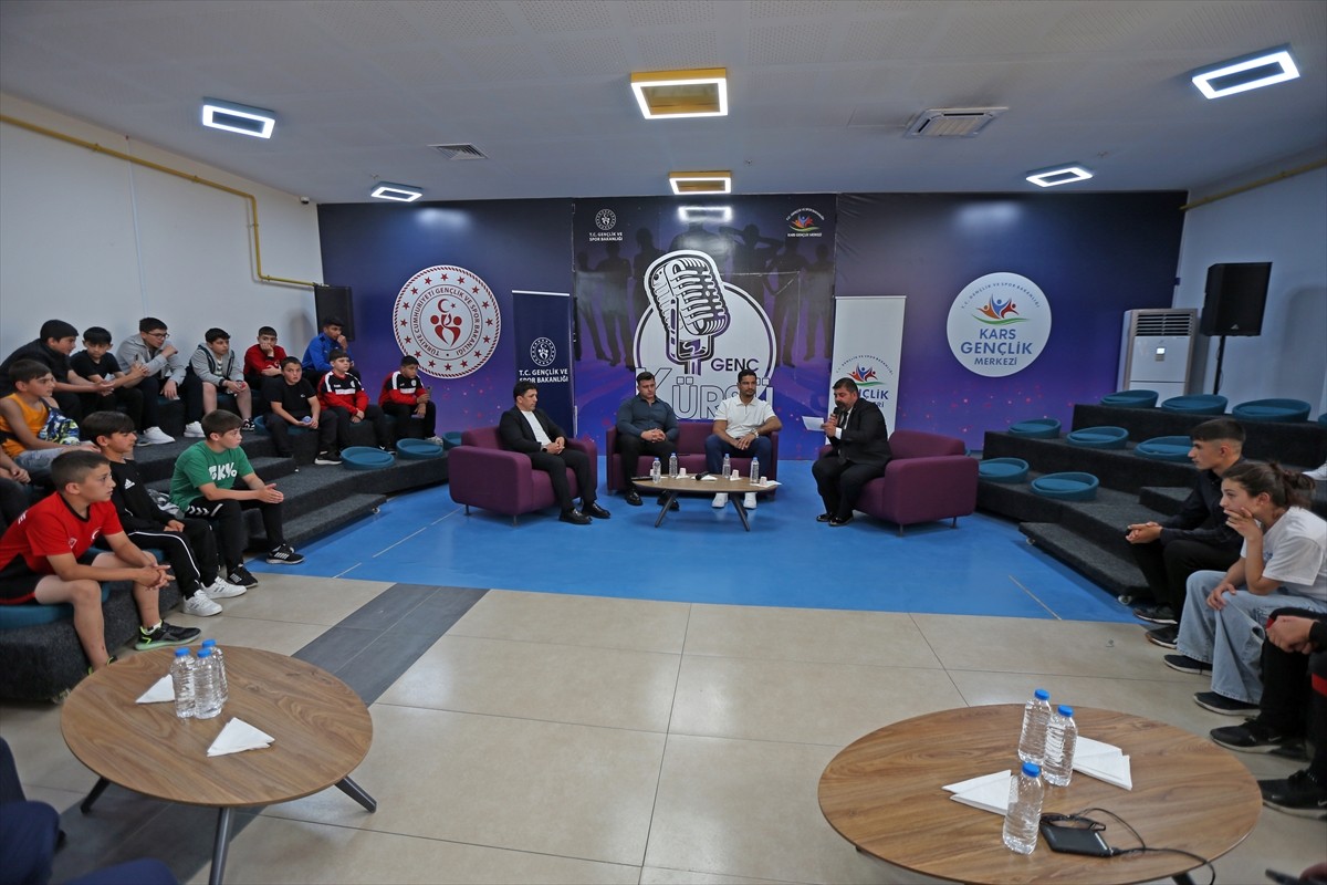 Türkiye Güreş Federasyonu Başkanı Taha Akgül ile milli güreşçiler Rıza Kayaalp ve Muhammed İlkhan...