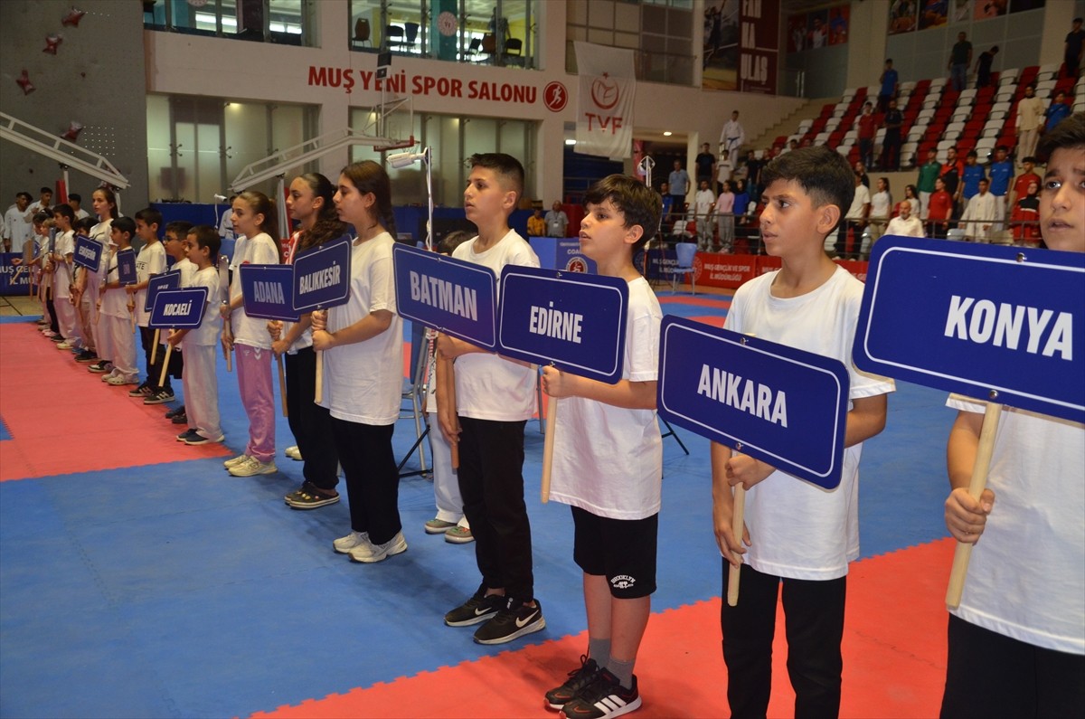 Türkiye Karate Premier Ligi'nin 4. ayağı, 60 ilden sporcuların katılımıyla Muş'ta başladı.