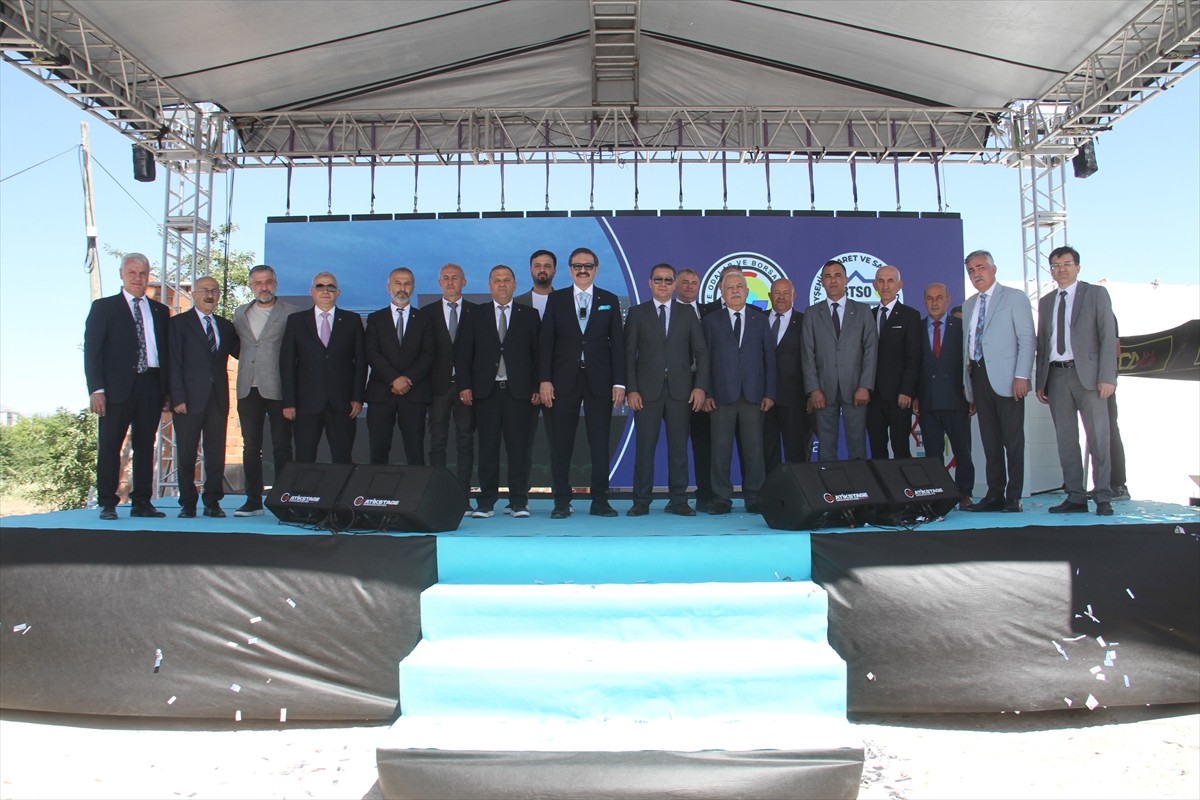 Türkiye Odalar ve Borsalar Birliği (TOBB) Başkanı Rifat Hisarcıklıoğlu (ortada), Beyşehir Ticaret...