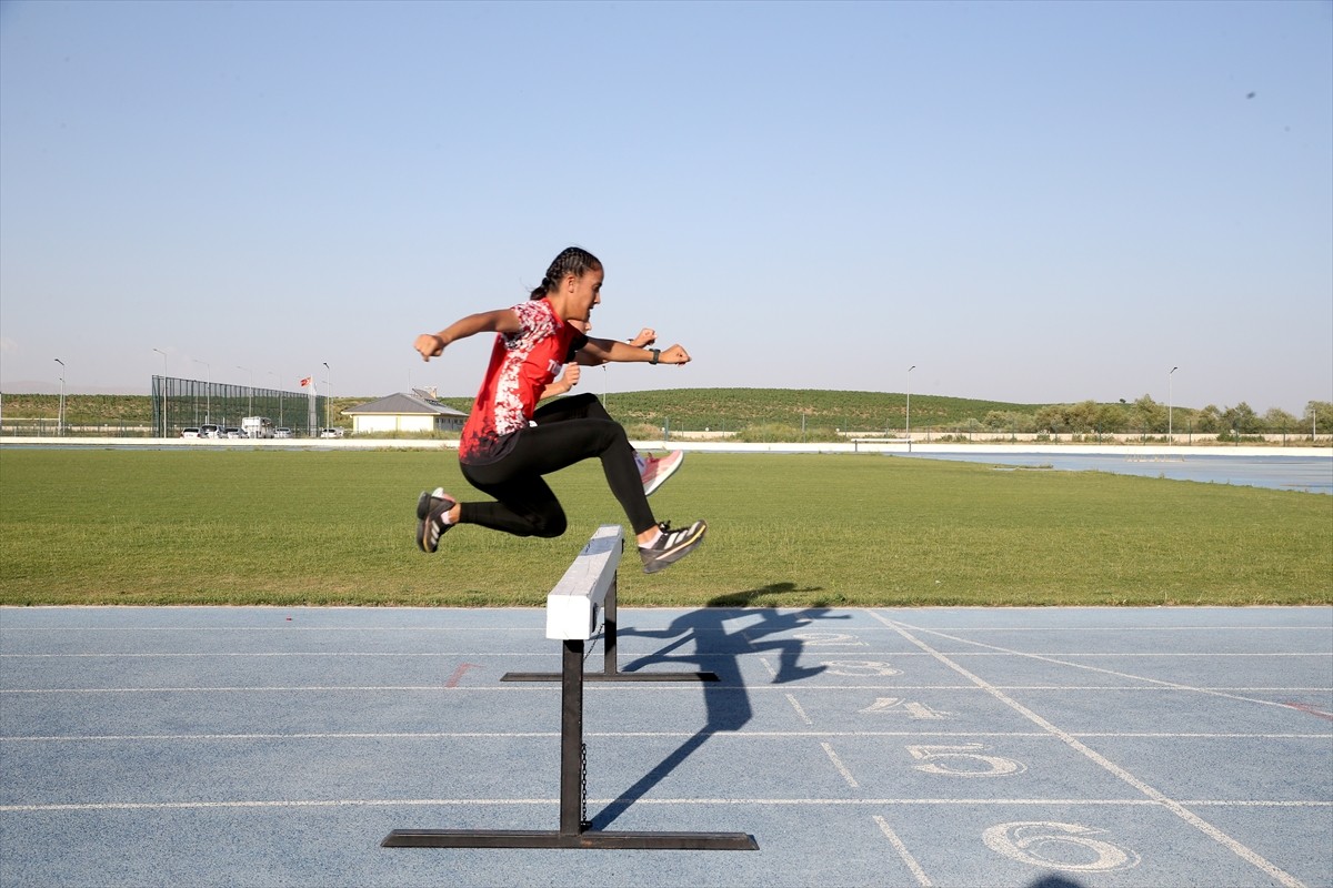 Türkiye rekortmeni Muşlu milli atlet Derya Kunur, bu yıl üç farklı ülkede gerçekleştirilecek...