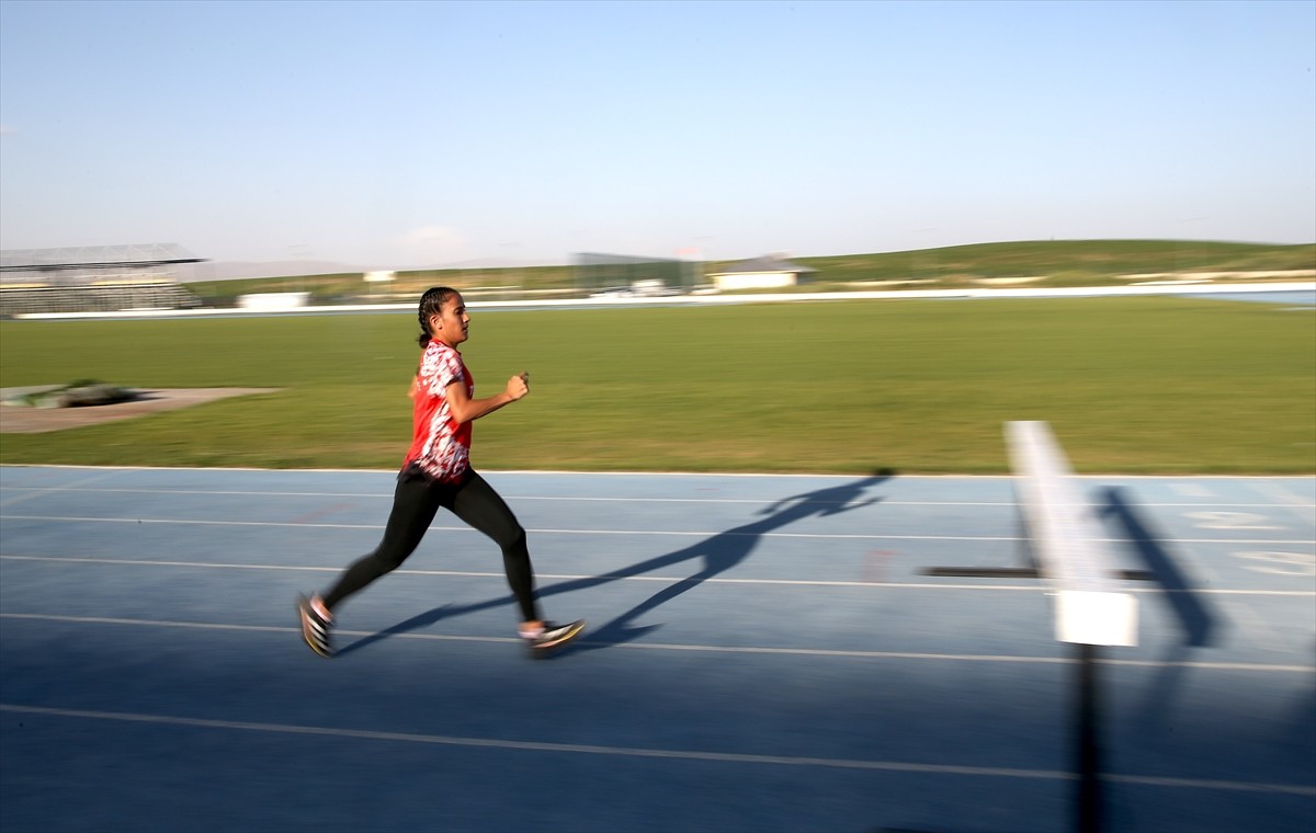 Türkiye rekortmeni Muşlu milli atlet Derya Kunur, bu yıl üç farklı ülkede gerçekleştirilecek...