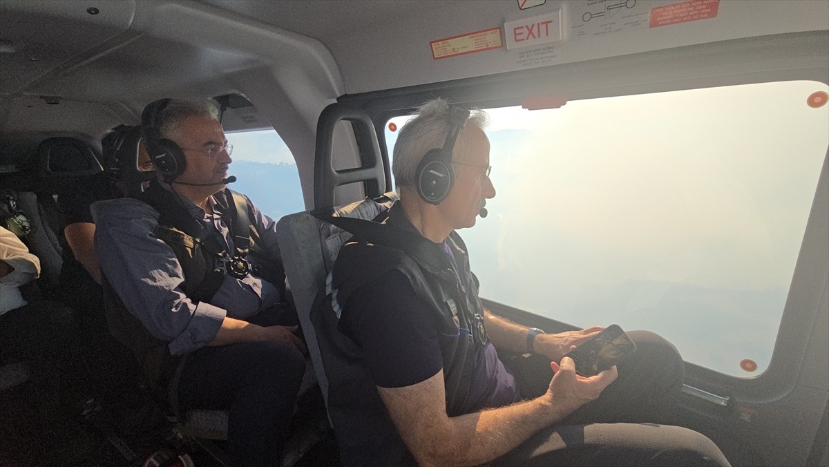 Ulaştırma ve Altyapı Bakanı Abdulkadir Uraloğlu, Yangın Harekat Merkezi'nde, bölgede devam eden...