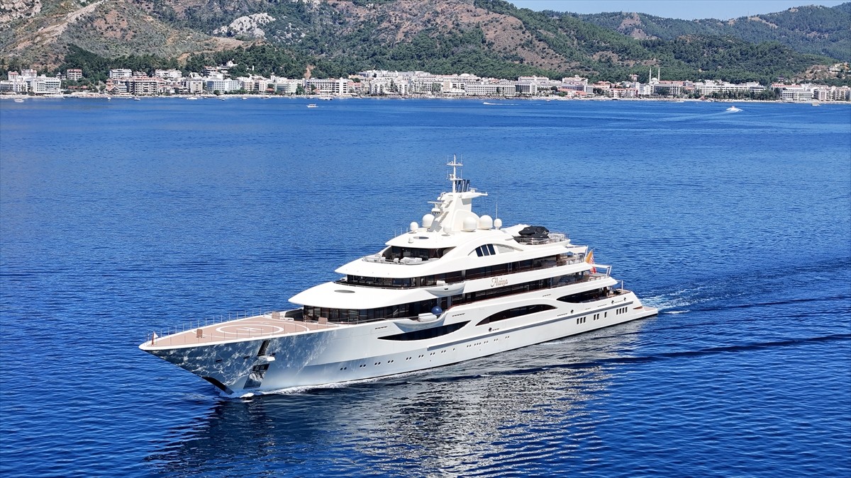 Ultra lüks yat "Alaiya", yakıt ikmalinin ardından Muğla’nın Marmaris ilçesinden ayrıldı. Cayman...