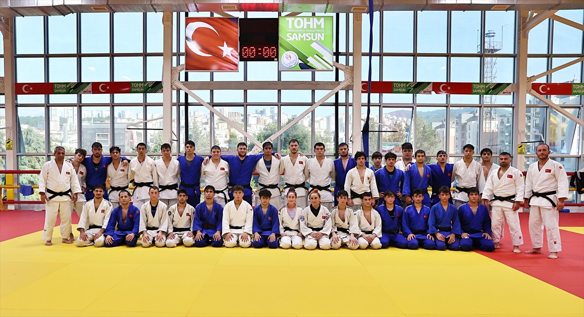Ümit ve genç milli judocular, Samsun'daki Türkiye Olimpiyat Hazırlık Merkezi'nde (TOHM) ulusal ve...