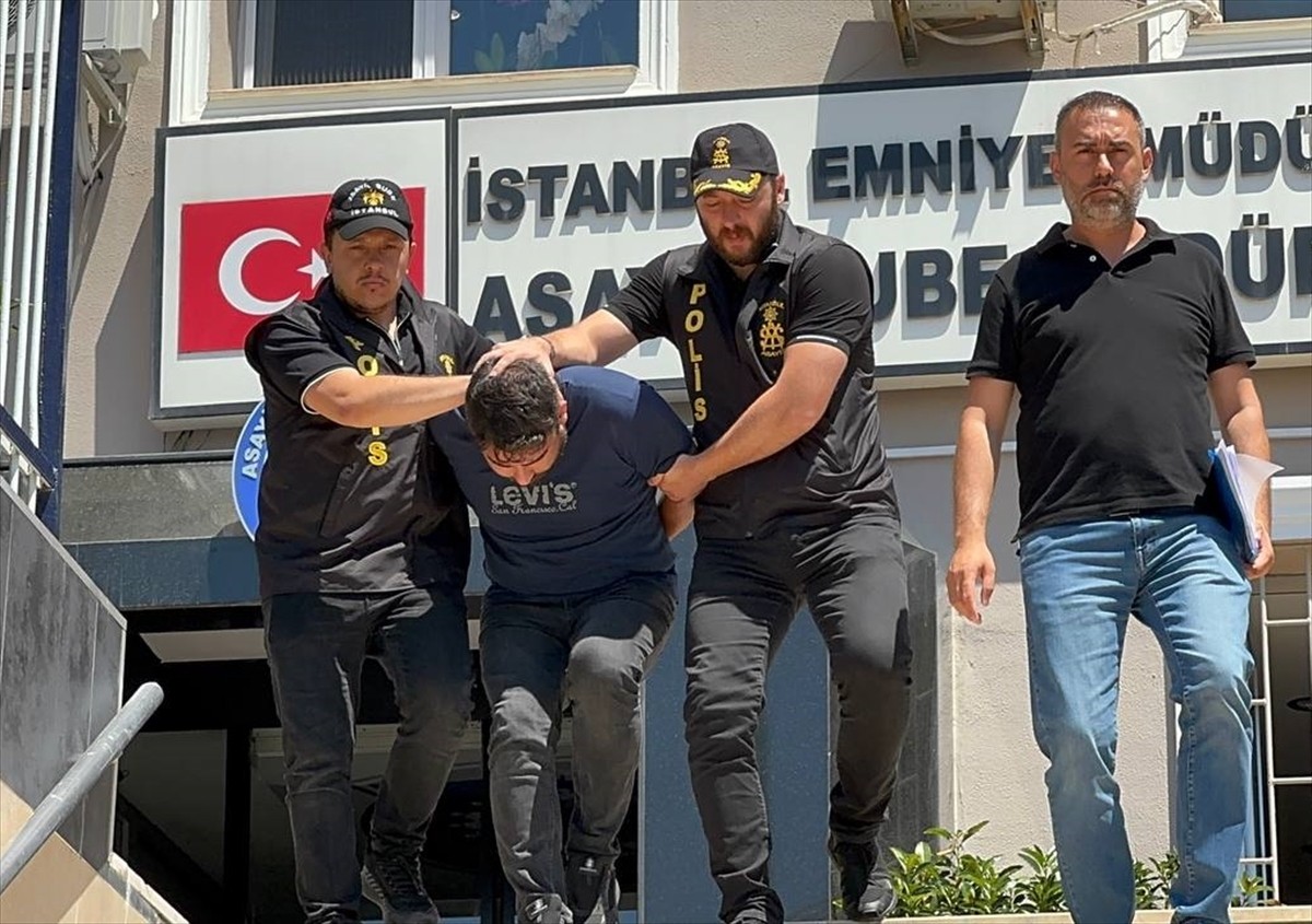 Ümraniye'de, mobilyacılık yapan bir kişiyi havalı tüfekle öldürdüğü iddiasıyla gözaltına alınan...