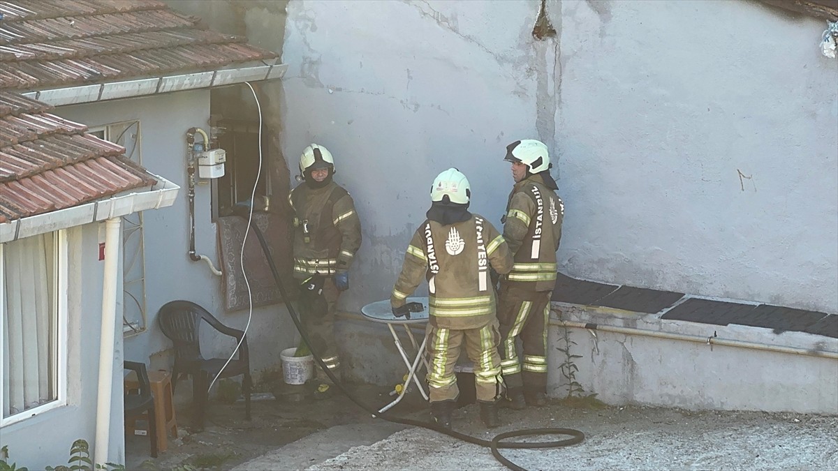   Ümraniye'de tek katlı binada çıkan yangın itfaiye ekiplerinin müdahalesiyle söndürüldü.