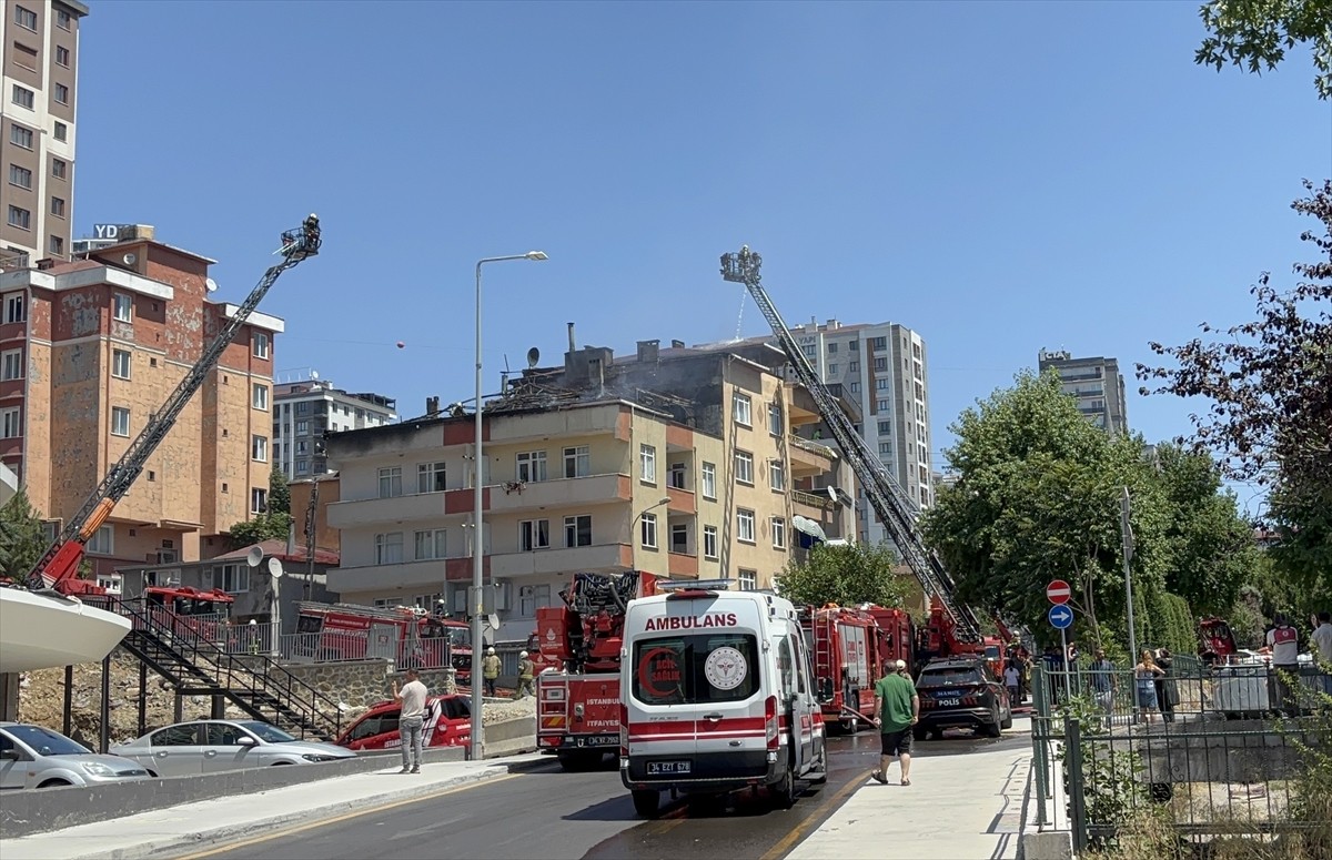 Ümraniye Tatlısu Mahallesi Esenli Sokak'taki 3 katlı binanın çatı katında henüz bilinmeyen nedenle...