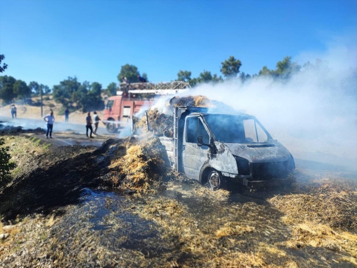 Uşak’ın Sivaslı ilçesinde alev alan saman yüklü kamyonetteki çift ağır yaralandı.