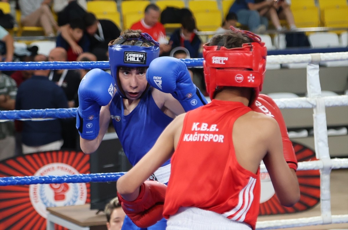 Üst Minik Erkekler ve Kadınlar Türkiye Ferdi Boks Şampiyonası, 850 sporcunun katılımıyla...