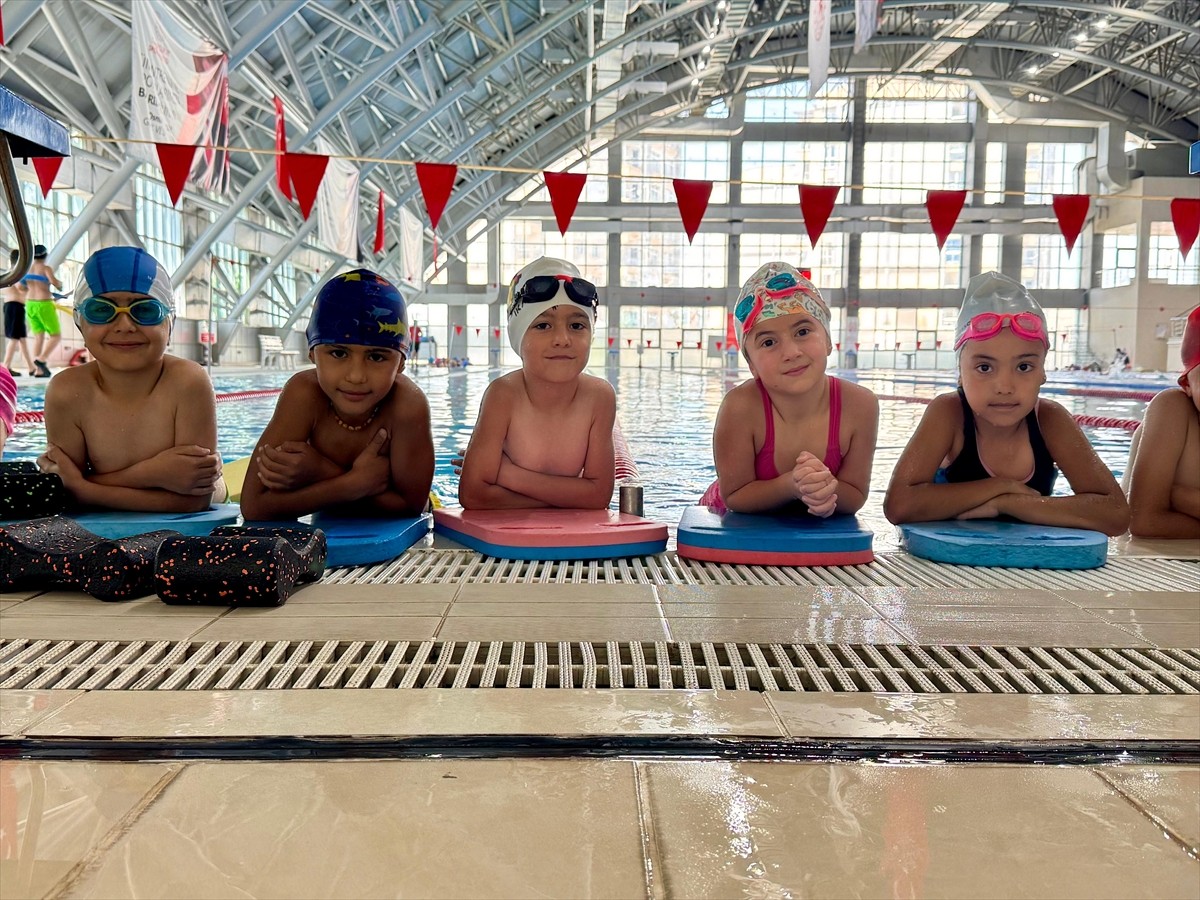 Van'da Gençlik ve Spor İl Müdürlüğü tarafından açılan kurslara katılan çocuklar, olimpik...