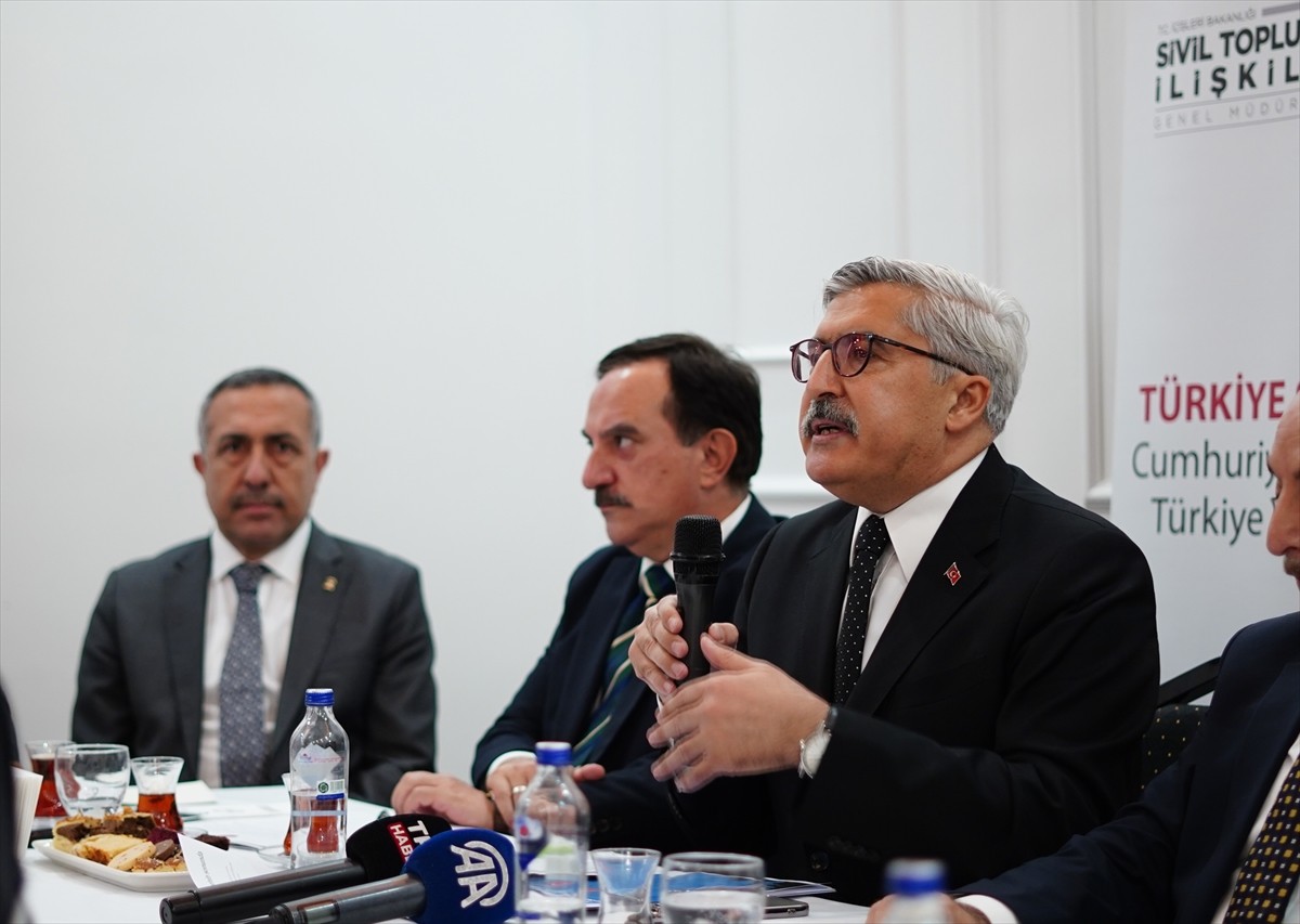 Van'da, "Cumhuriyet'in 100. yılında Türkiye Yüzyılı" vizyonu kapsamında "Türkiye Sohbetleri"...