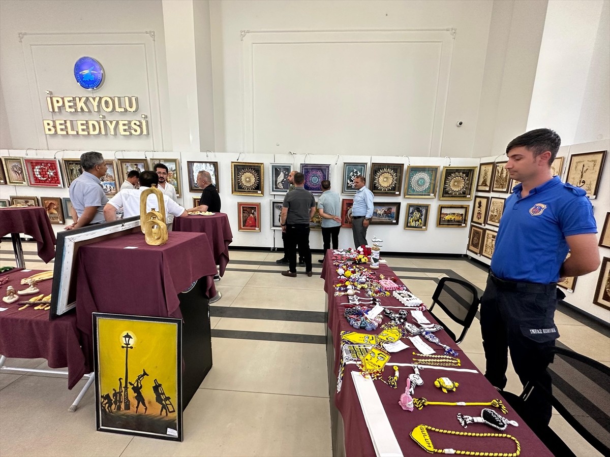 Van'da tutuklu ve hükümlülerin yaptığı çalışmalar, Resim ve El Sanatları Sergisi'nde...