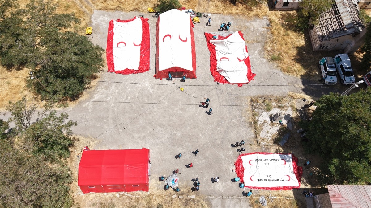 Van'ın Erciş ilçesinde Ulusal Medikal Kurtarma Ekibi (UMKE) koordinasyonunda 4 ilden 125...