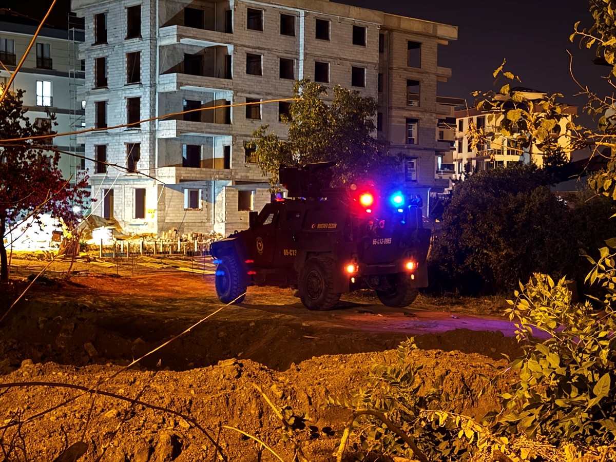  Van'ın İpekyolu ilçesinde düzenlenen silahlı saldırıda baba öldü, 3 çocuğu yaralandı. Olay...