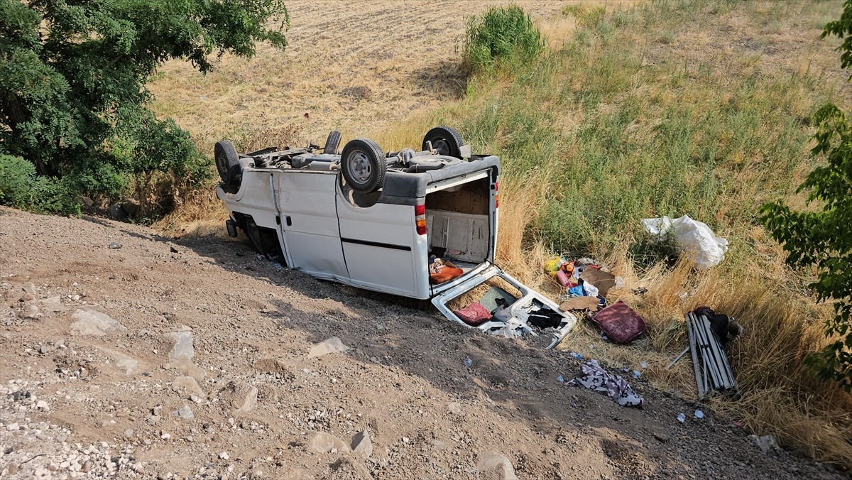 Van'ın Muradiye ilçesinde, minibüsle otomobilin çarpıştığı kazada ilk belirlemelere göre 11 kişi...
