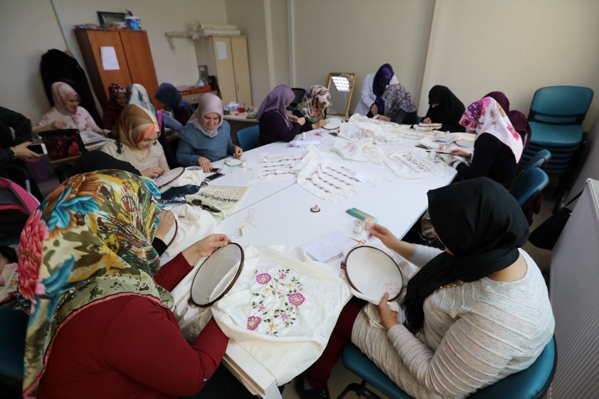 Van Büyükşehir Belediyesi tarafından açılan kurslara katılan 250 kadın, hem meslek öğreniyor hem...