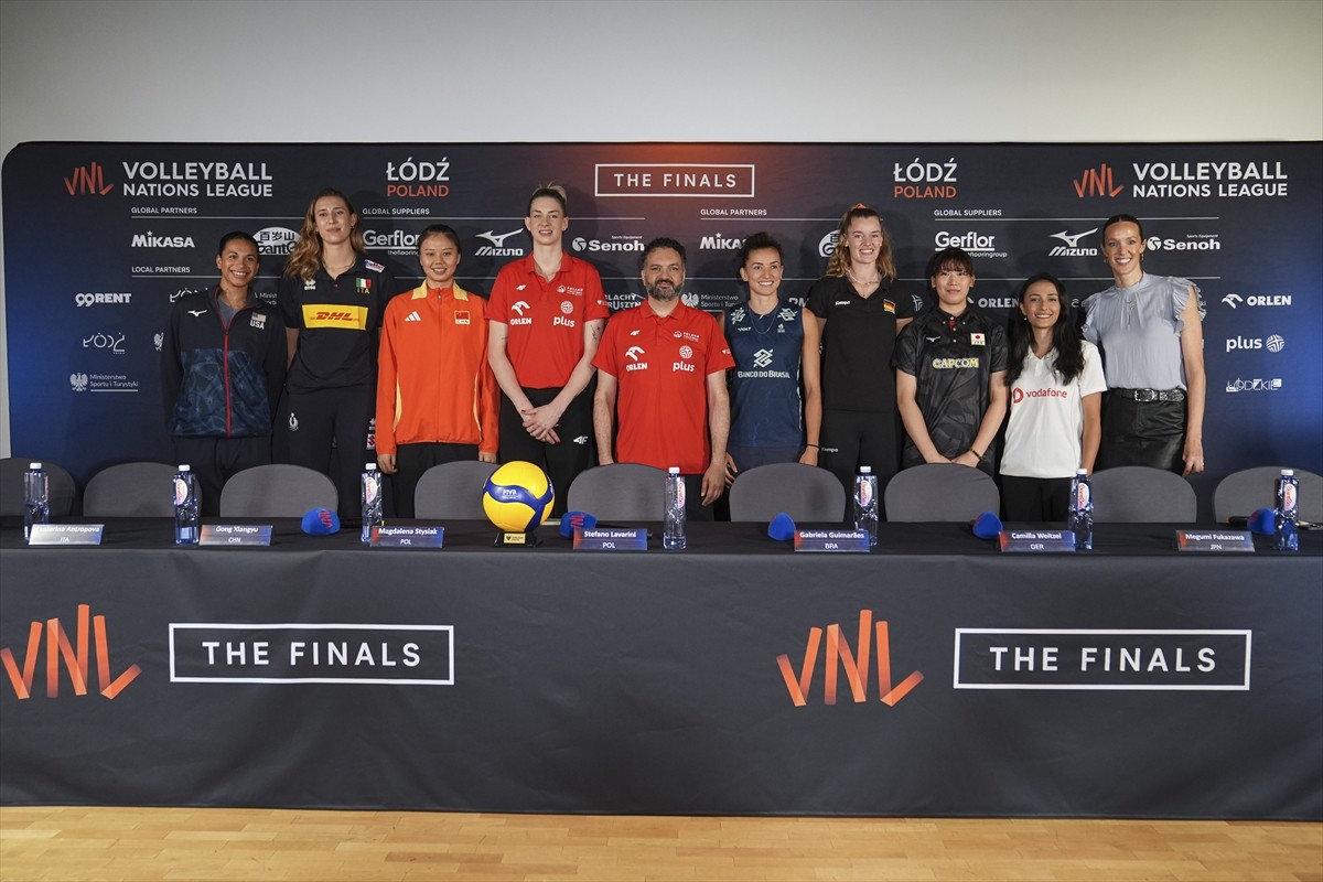 Voleybol FIVB Kadınlar Milletler Ligi'nde (VNL) final etabı öncesi basın toplantısı Polonya'nın...