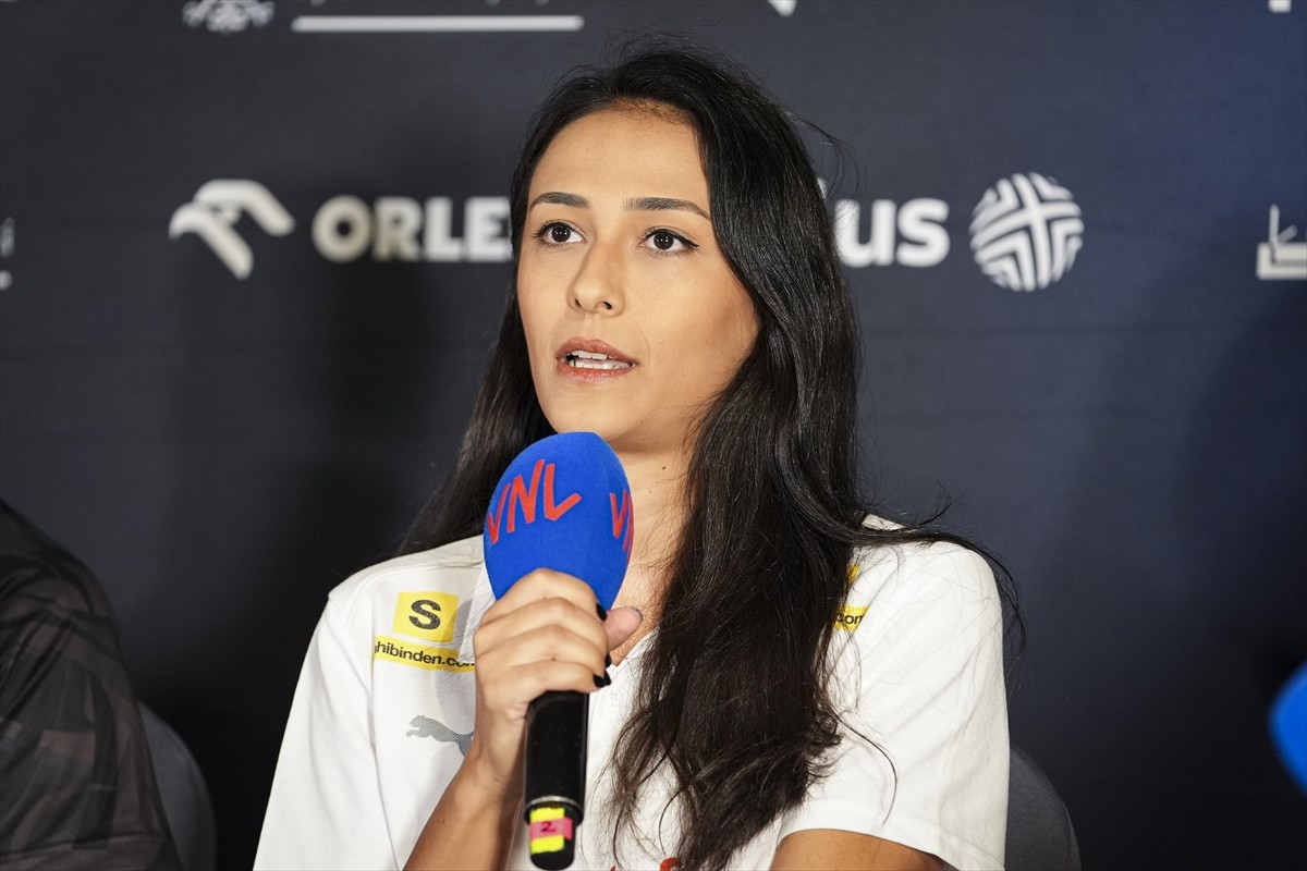 Voleybol FIVB Kadınlar Milletler Ligi'nde (VNL) final etabı öncesi basın toplantısı Polonya'nın...