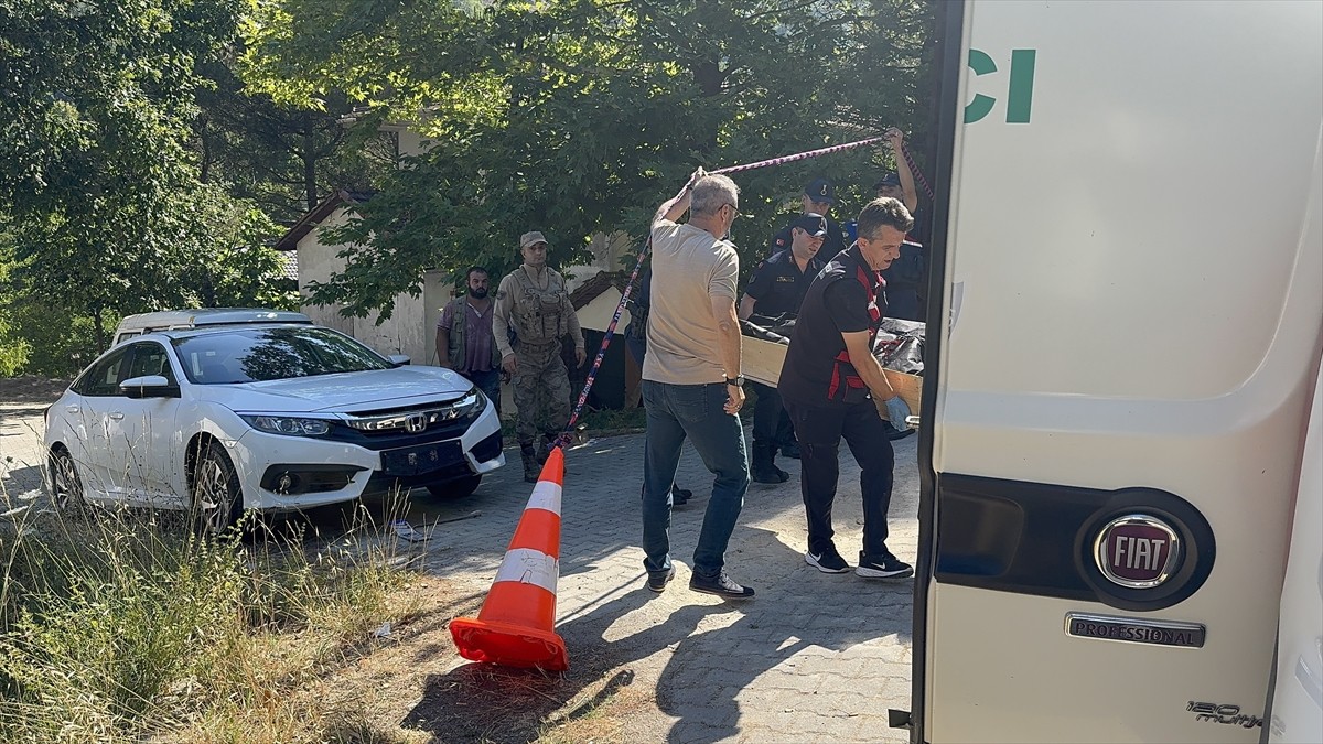 Yalova'da kardeşini av tüfeğiyle öldürdükten sonra kaçtığı öne sürülen zanlının yakalanması için...