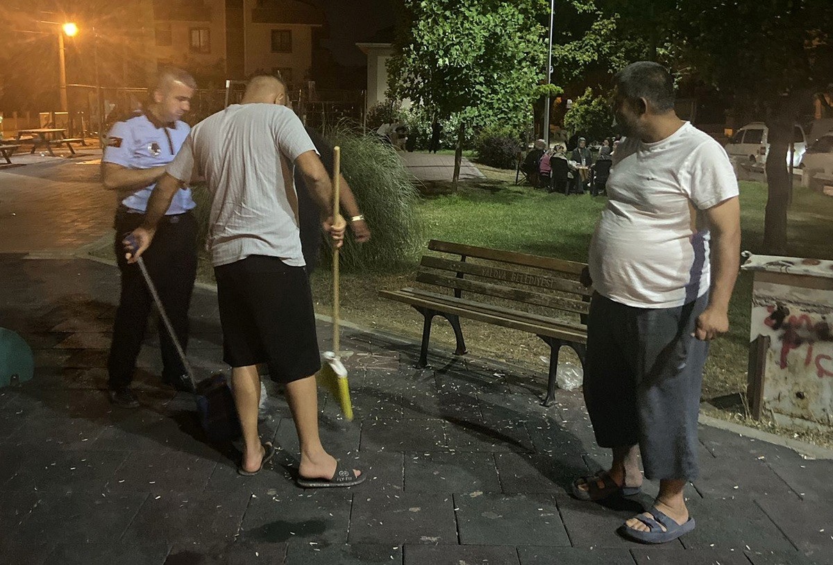 Yalova'da oturdukları parkta çekirdeklerin kabuklarını yere atan kişileri güvenlik kamerasından...