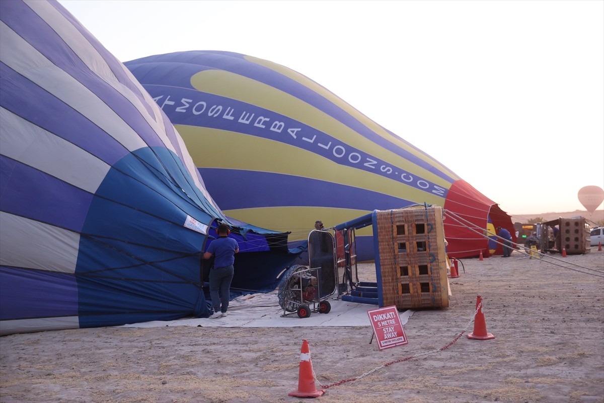 Yaz tatilinde kültür turizmini tercih eden yerli ve yabancı turistler, sıcak hava balon turuna...