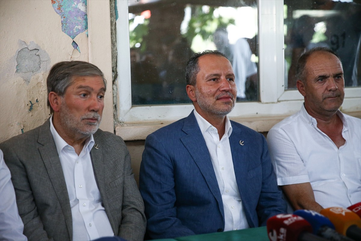 Yeniden Refah Partisi Genel Başkanı Fatih Erbakan (ortada), yangından etkilenen Bursa'nın Gürsu...