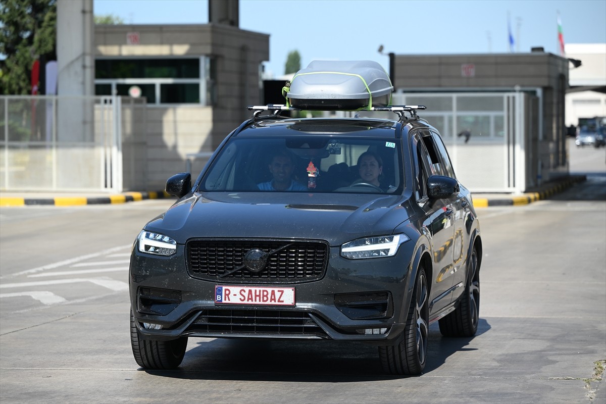 Yıllık izinlerini memleketlerinde geçirmek isteyen gurbetçilerin sınır kapılarından yurda...