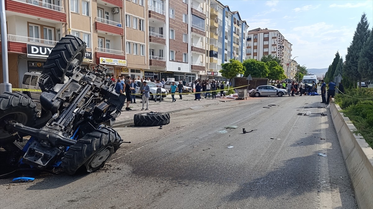 Yozgat'ın Yerköy ilçesinde meydana gelen zincirleme trafik kazasında 1 kişi hayatını kaybetti, 2...