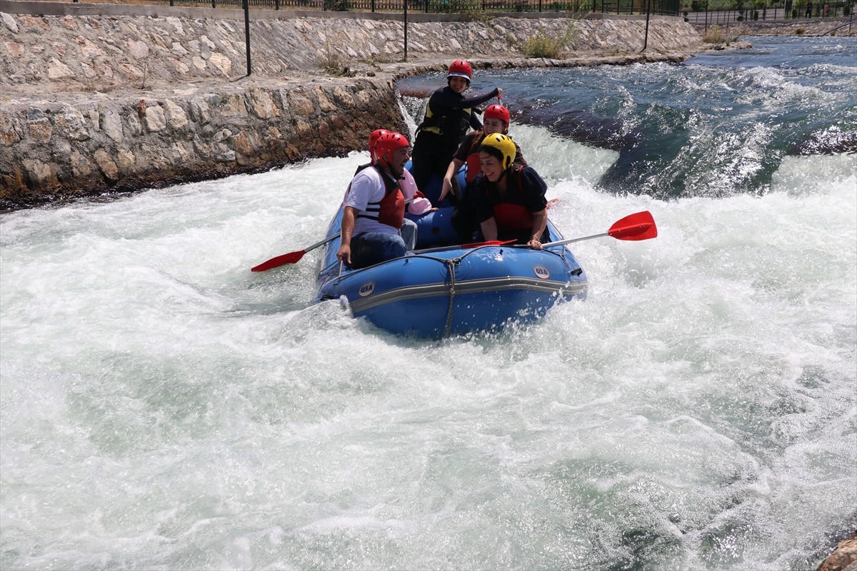 Yozgat Çekerek Irmağı'ndaki yapay rafting parkuru, yaz aylarında doğa ve macera tutkunlarına ev...