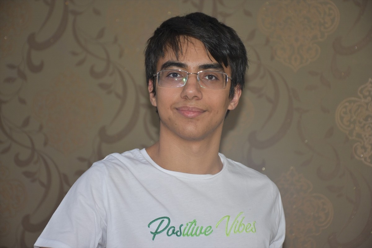 Yükseköğretim Kurumları Sınavı (YKS) Yabancı Dil Testi (YDT) oturumunda İngilizce alanında Türkiye...