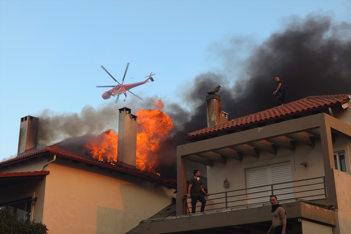 Yunanistan'da etkili olan yüksek hava sıcaklıkları ülkenin farklı noktalarında yangınlara neden...
