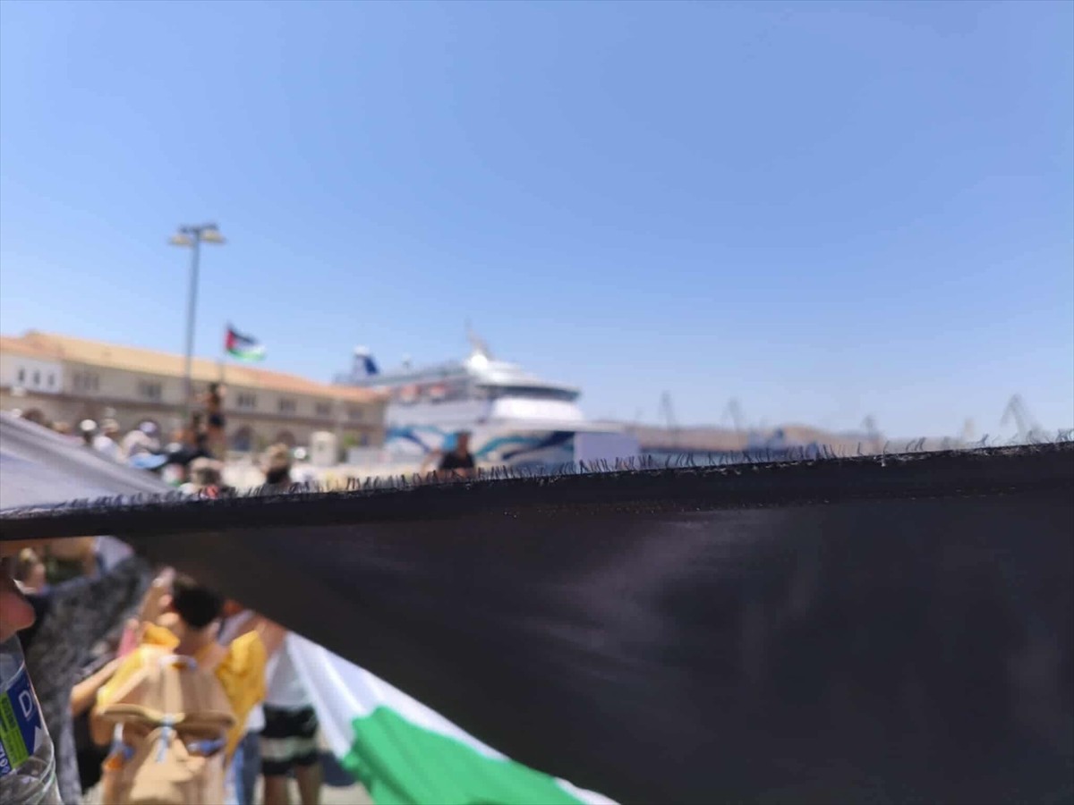Yunanistan'ın Siros Adası'nda, Filistin'e destek vermek isteyen göstericiler, İsrailli yolcuları...