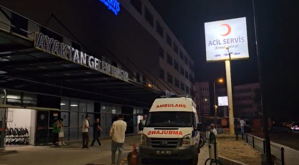Zonguldak'ta çıkan bıçaklı kavgada 3 kişi hayatını kaybetti.