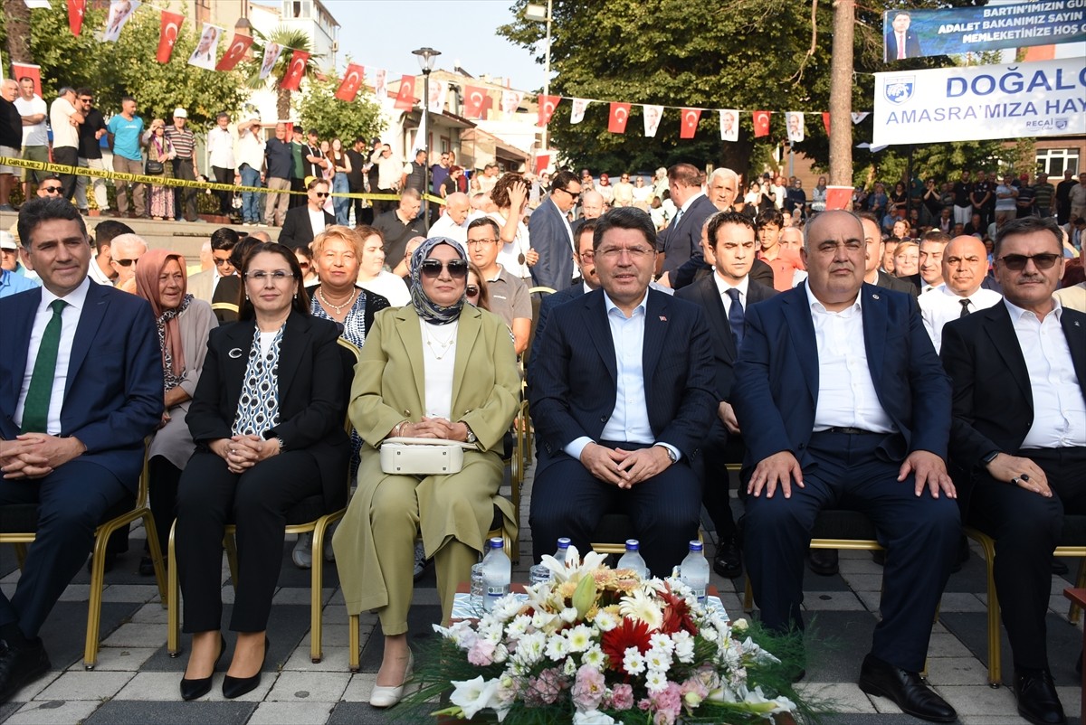 Adalet Bakanı Yılmaz Tunç, Amasra ilçesi Barış Akarsu Kültür Parkı'ndaki doğal gaz verme törenine...