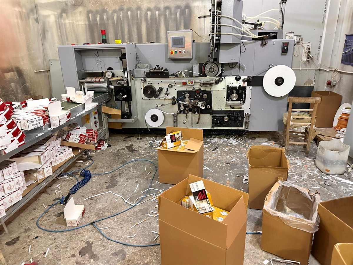 Adana'da 20 milyon 400 bin kaçak makaron (filtreli sigara kağıdı) ele geçirildi, 1 kişi...