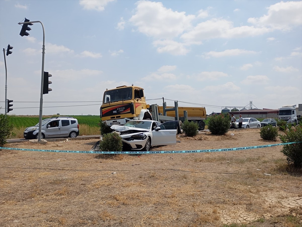 Adana'da, kamyonun trafik ışıklarında bekleyen 3 otomobile çarpması sonucu 3 kişi yaralandı.