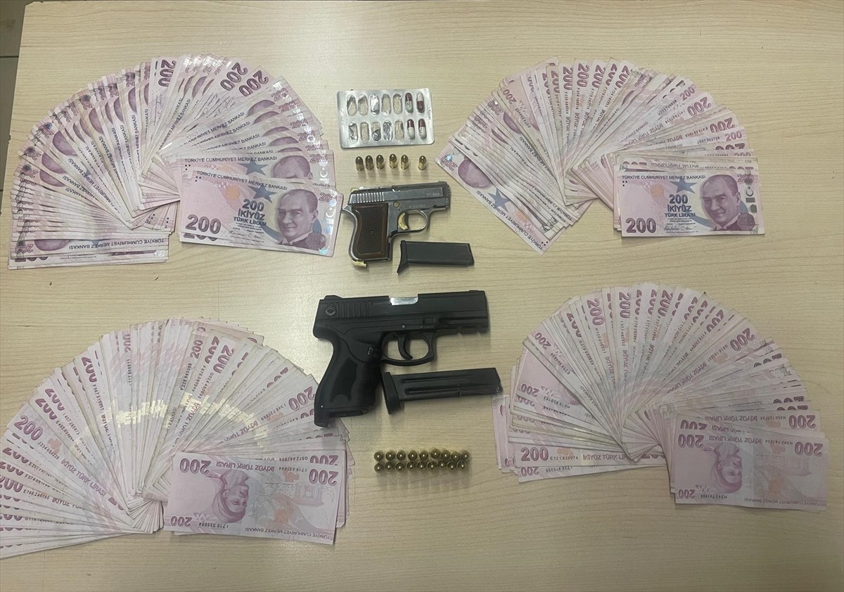 Adana'da kendilerini polis olarak tanıttıkları kadının hasta çocuğunun tedavisi için biriktirdiği...