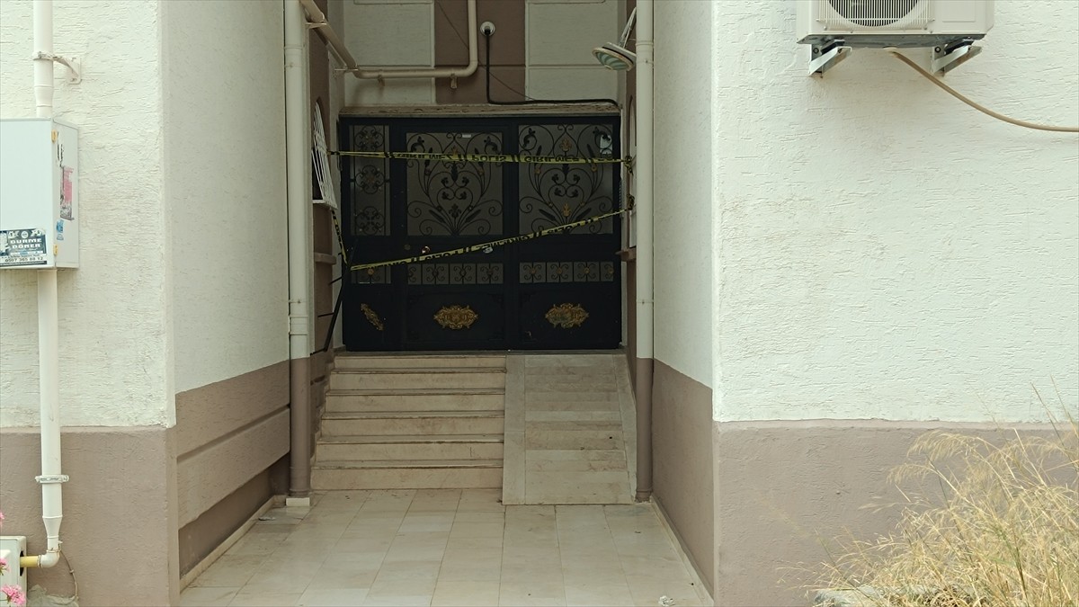 Adana'da merdiveni çöken apartmanda mahsur kalan 20 kişi itfaiye ekiplerince tahliye edildi...