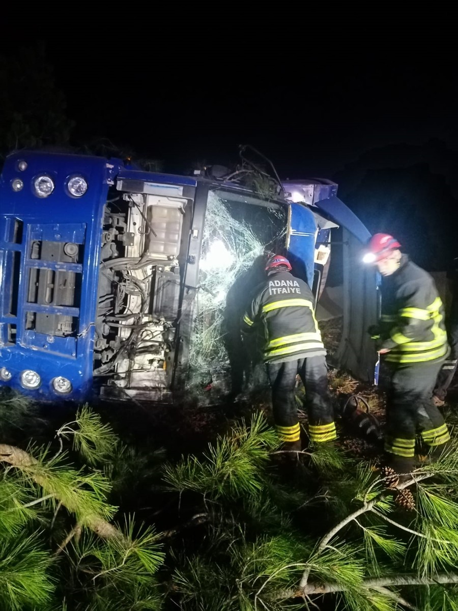 Adana'da otoyolda bariyere çarpıp devrilen kamyonun şoförü yaşamını yitirdi.