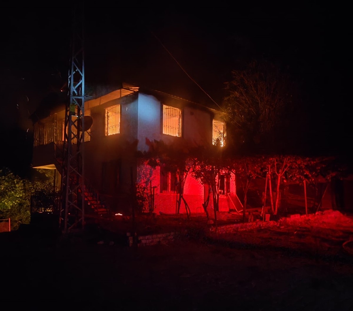 Adana'nın Kozan ilçesinde kiracılarını darbederek öldürdükleri iddiasıyla tutuklanan çiftin evi...