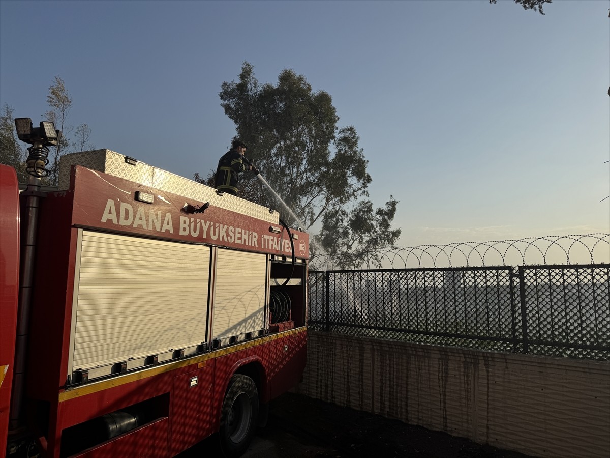 Adana'nın merkez Çukurova ilçesinde ağaçlık ve çalılık alanda çıkan yangın ekiplerin müdahalesiyle...