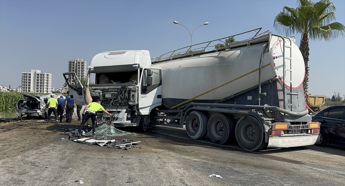 Adana'nın merkez Sarıçam ilçesinde tankerin, trafik ışıklarında bekleyen iki araca çarpması sonucu...