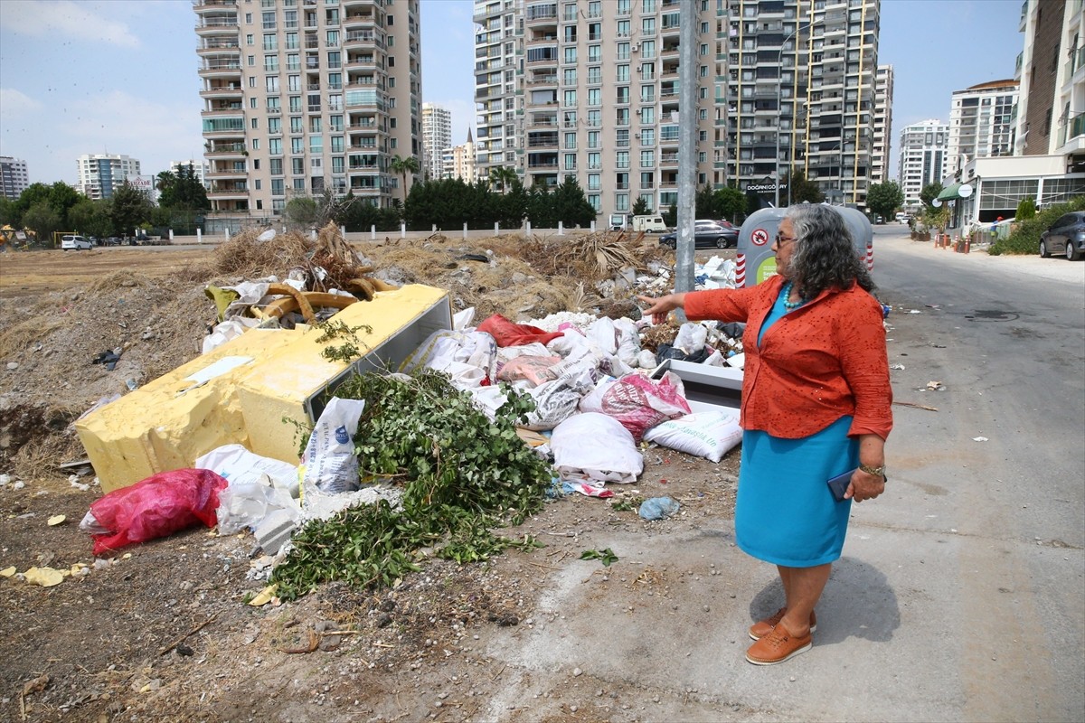 Adana'nın merkez Seyhan ilçesinde bazı sokaklarda biriken çöp yığınlarından kaynaklanan kötü koku...