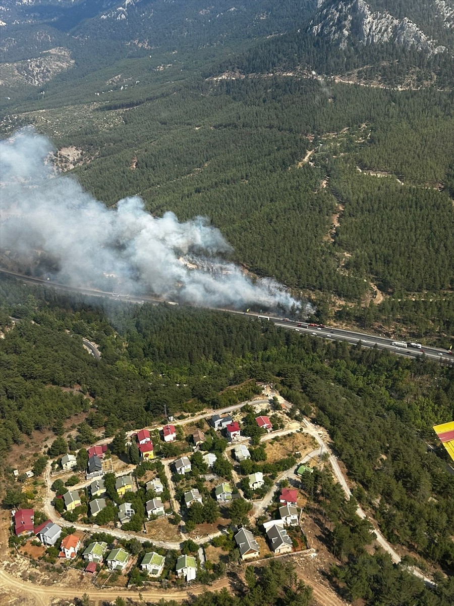 Adana'nın Pozantı ilçesinde otoyoldaki otomobilde çıkan yangın ormanlık alana sıçradı. 