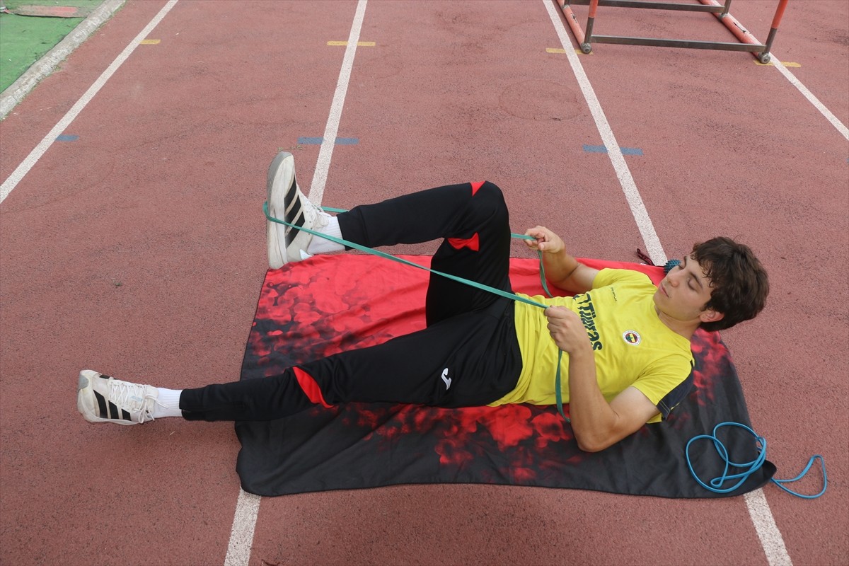 Adana’da atletizm antrenörü olan annesi Nuray Sev'in yönlendirmesiyle spora başlayan 17 yaşındaki...