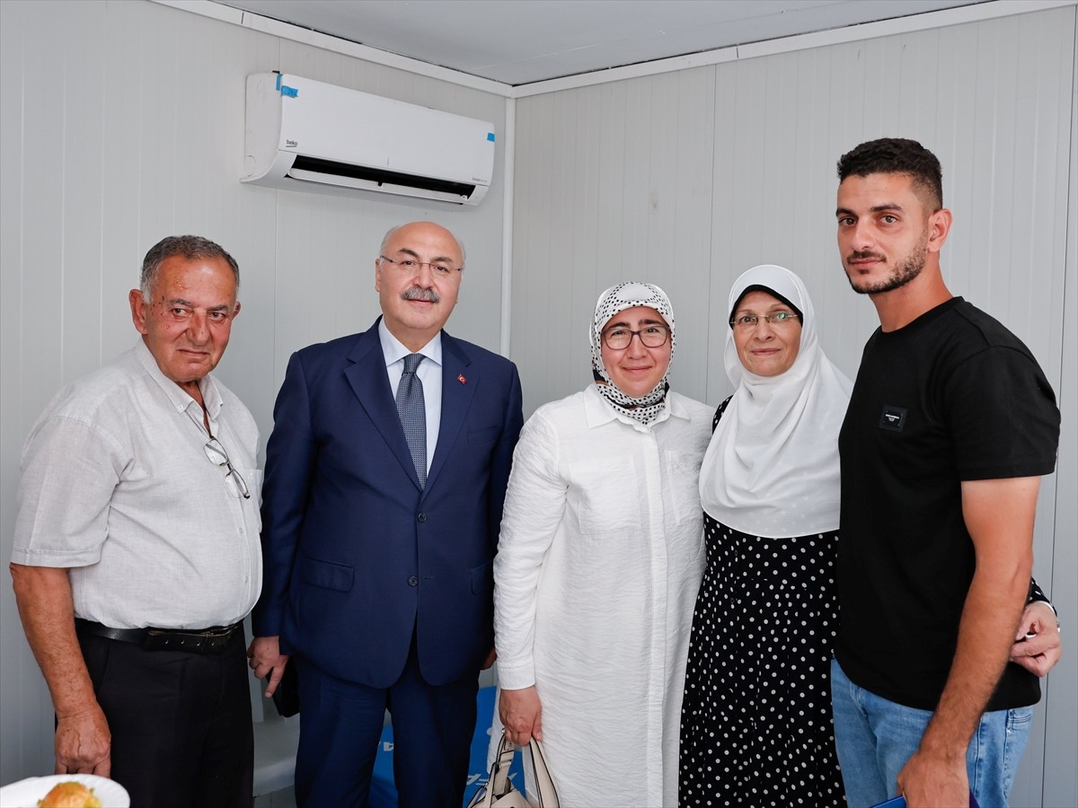 Adana Valisi Yavuz Selim Köşger (sağ 2), Gazze'den tedavi amacıyla kente getirilen Filistinlilerin...