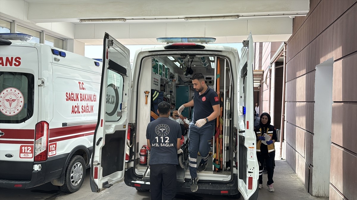 Adıyaman'da iki grup arasında çıkan kavgada 2 kişi yaralandı. Yaralılar, 112 Acil Servis...