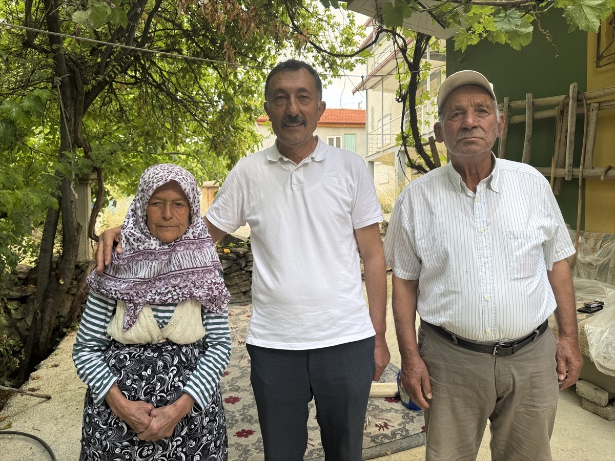 Afyonkarahisar'ın Bolvadin ilçesinde yaşayan Muammer (82) ile Satı (76) Güneş çifti, iki katlı...