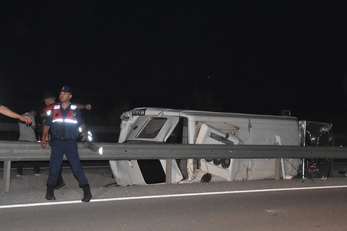 Afyonkarahisar'ın İhsaniye ilçesinde otomobil ile midibüsün çarpışması sonucu 10 kişi yaralandı....